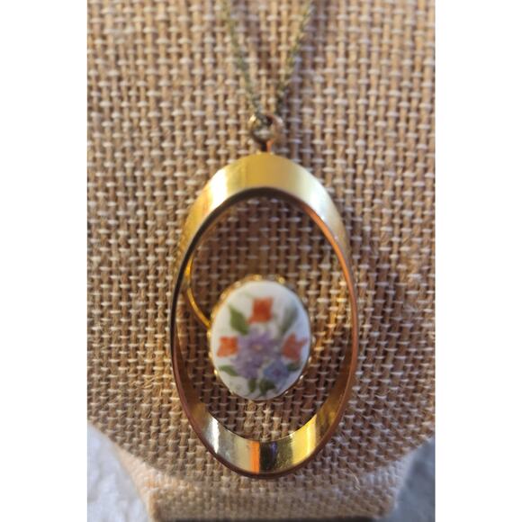 Vintage Gold Tone Necklace with Floral Pendant - Picture 3 of 4